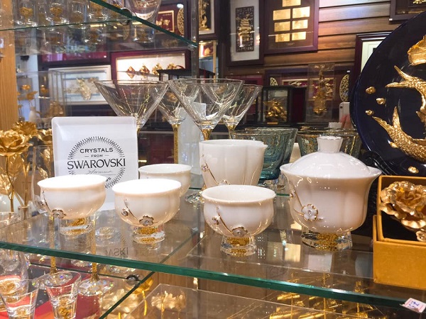 Bộ trà cao cấp pha lê Swarovski – sứ đúc vàng (khum)